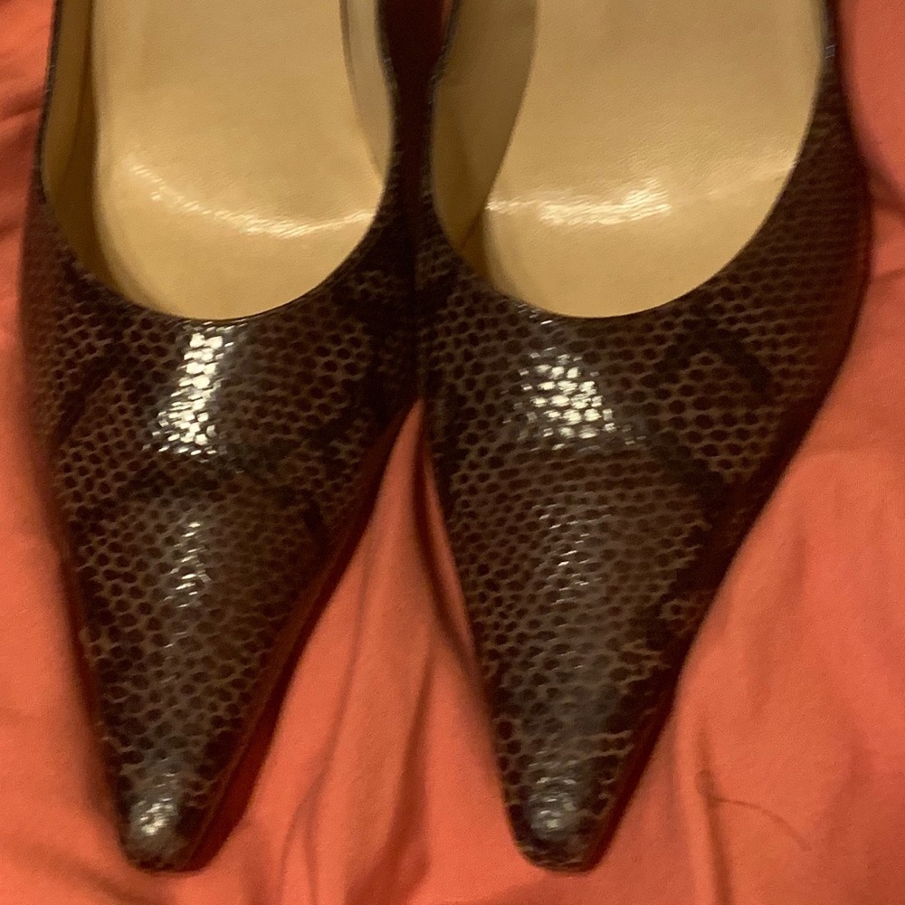 Snake skin brown pumps